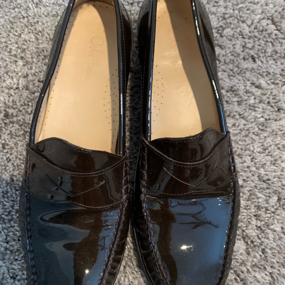 Cole Haan Sz8 chocolate brown patent leather loafer. EUC. Only worn a few times.